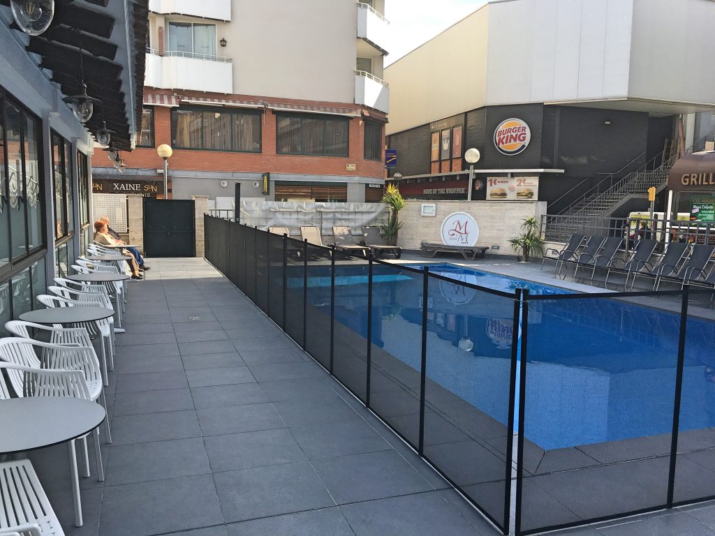 Razones por las que instalar vallas de piscina de Barcelona es una buena inversión