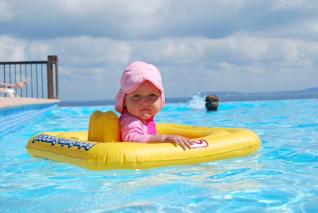 Con niños en la familia… ¿Cuándo es el momento de instalar una valla de seguridad para piscina en Barcelona?