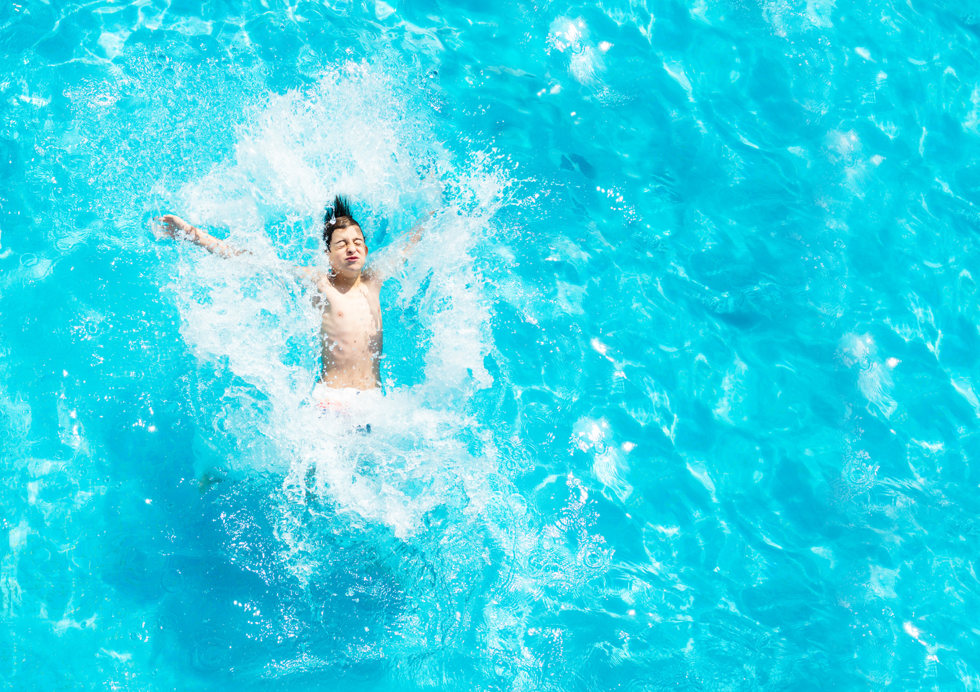 Niño cayendo al agua de una piscina sin vallas de seguridad en Barcelona
