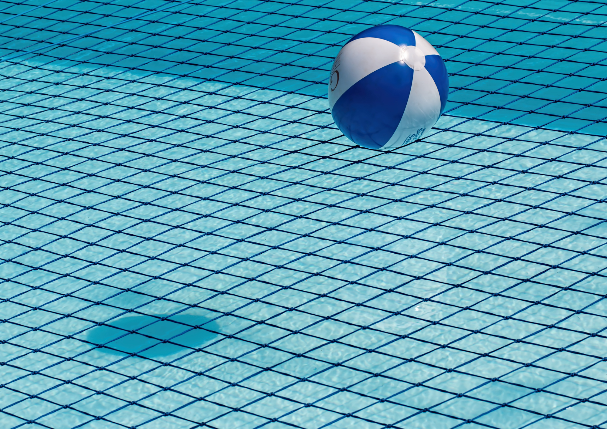 Pelota encima de red para tapar piscinas sin tocar el agua