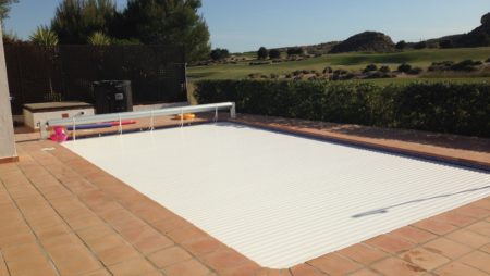 Cubierta de piscina de lamas: la opción ideal para los propietarios más exigentes
