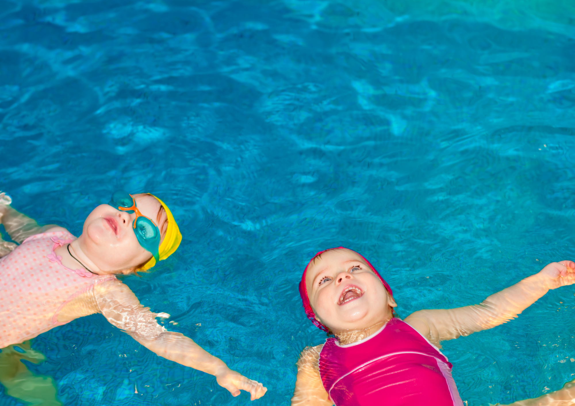 Niños disfrutando de la seguridad de la piscina