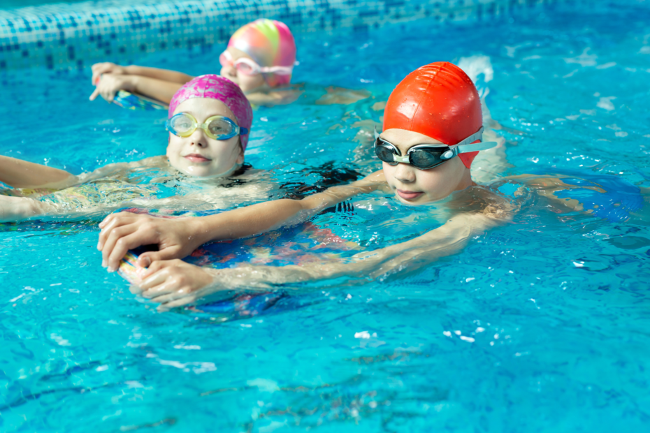 Niños nadando en una piscina segura