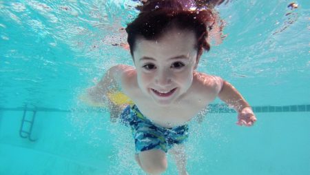 Valla de protección de piscina: el elemento ideal para mantener a los peques seguros