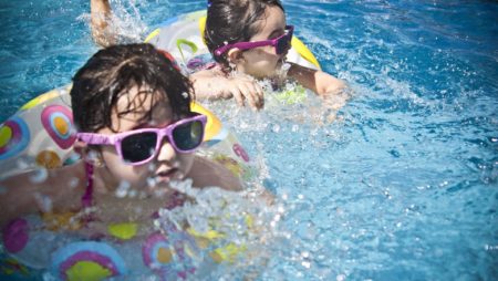 Mantenga a su familia segura en el verano con las vallas de piscina para niños