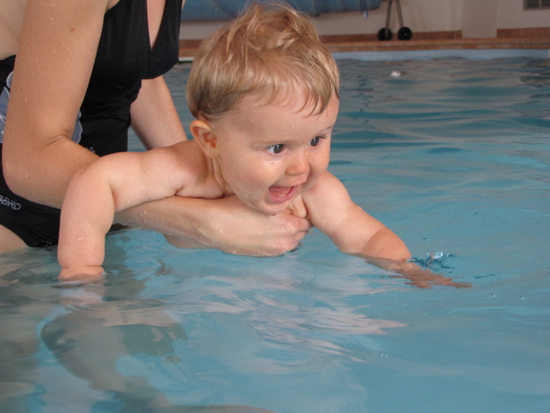 Niño bañándose con su madre en una piscina de Granollers