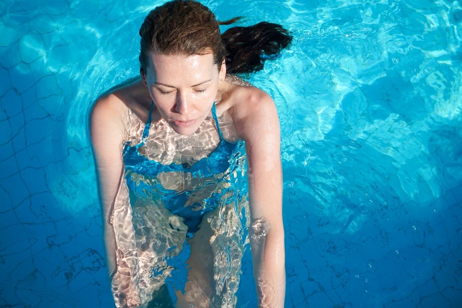 Chica bañándose segura con las vallas para piscinas en Lleida