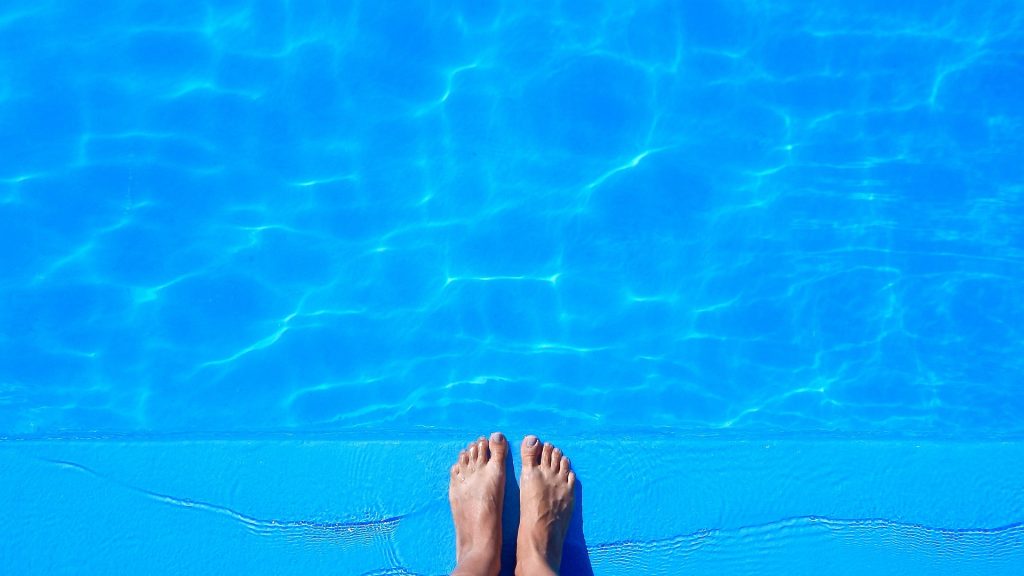 Mantenga su espacio limpio con una cubierta de lamas para piscina en Sabadell